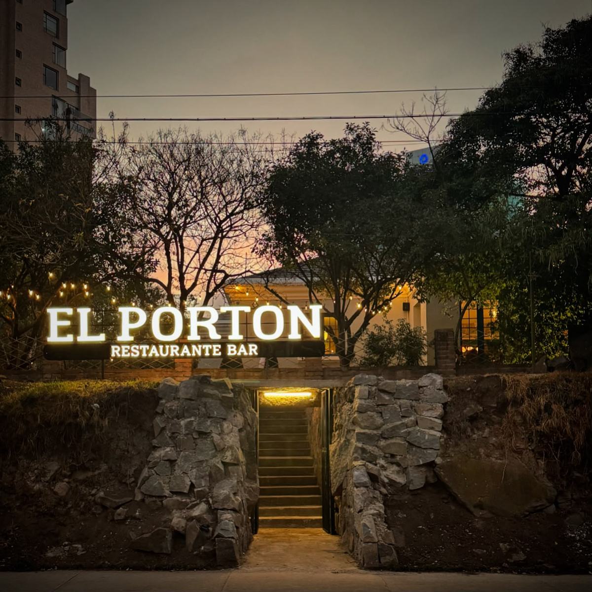 Fachada de El Portón iluminada de noche